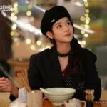 Женщина в кафе с миской лапши, вечерняя атмосфера