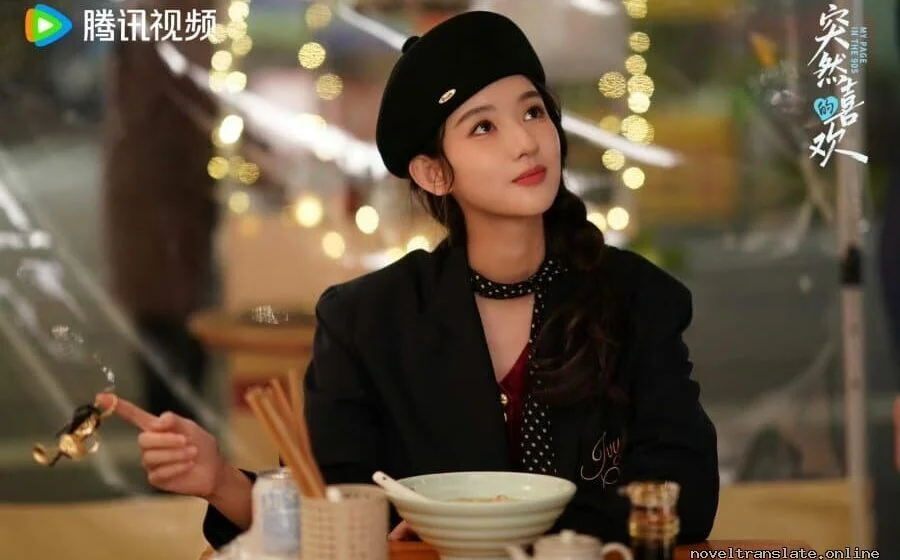 Женщина в кафе с миской лапши, вечерняя атмосфера