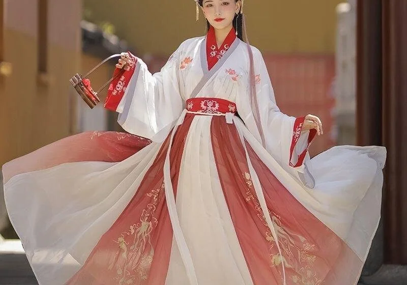 Женщина в традиционном азиатском платье с веером, сайт noveltranslate.online