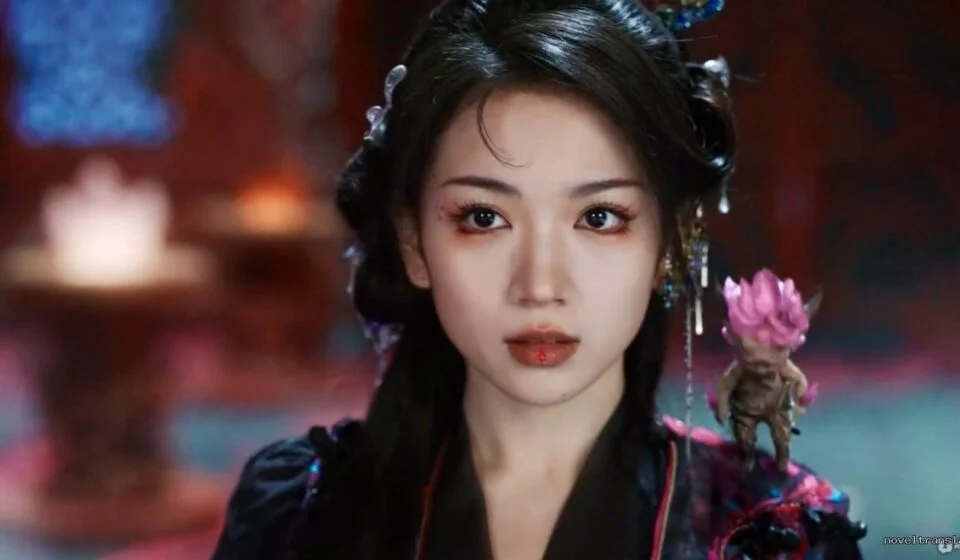 Искусственно созданный персонаж с цветком в волосах на фоне фантазийного интерьера.