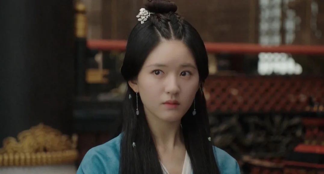 Женщина в традиционной азиатской одежде в историческом интерьере