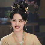 Женщина в традиционной восточной одежде улыбается в интерьере