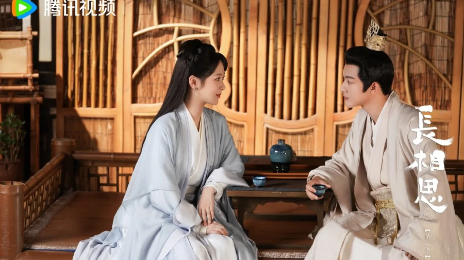 Сцена из исторической драмы с двумя персонажами в традиционных костюмах