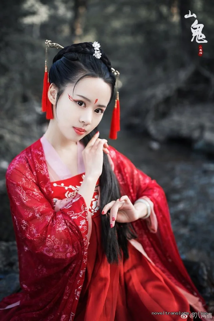 Женщина в традиционной китайской одежде у реки