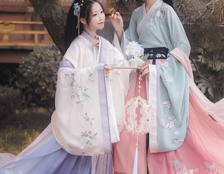 Две женщины в традиционных азиатских нарядах в саду