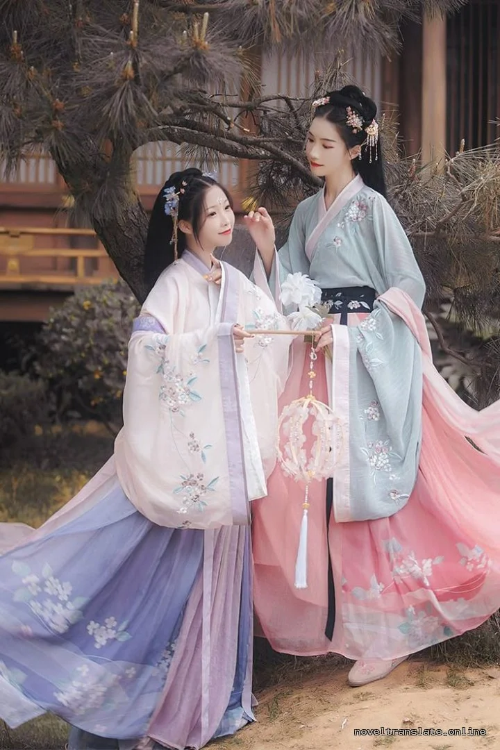 Две женщины в традиционных азиатских нарядах в саду