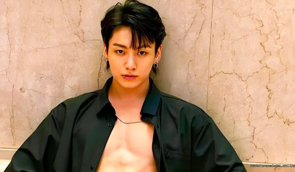 Молодой человек в черной рубашке на фоне мраморной стены