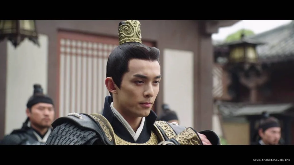 Воин в традиционной китайской броне на фоне исторической архитектуры