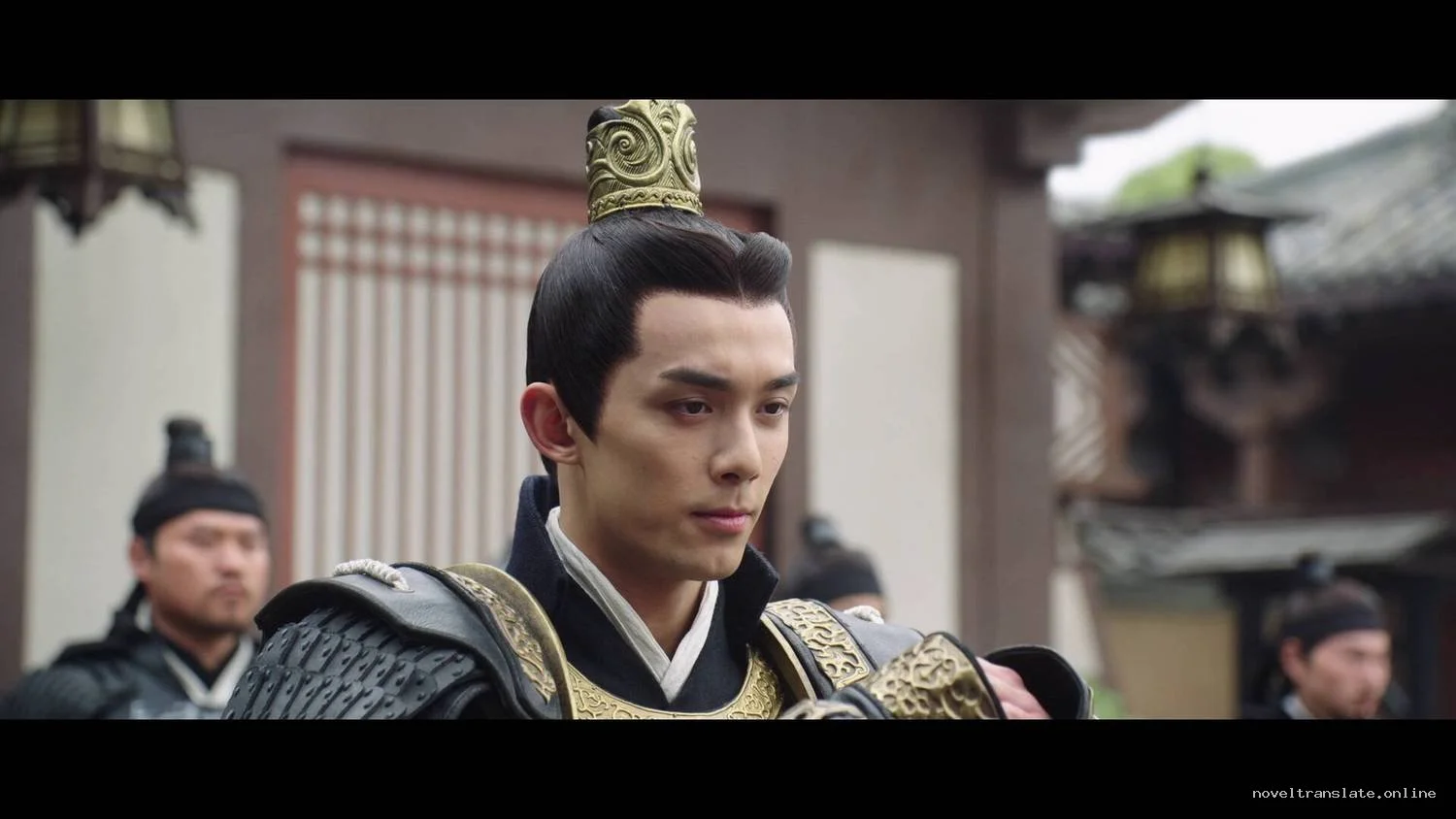 Воин в традиционной китайской броне на фоне исторической архитектуры