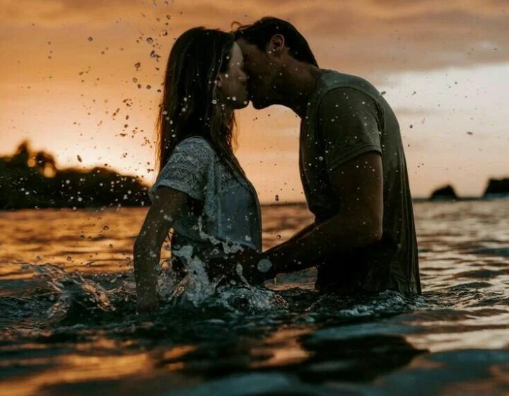 Романтический поцелуй на закате в море