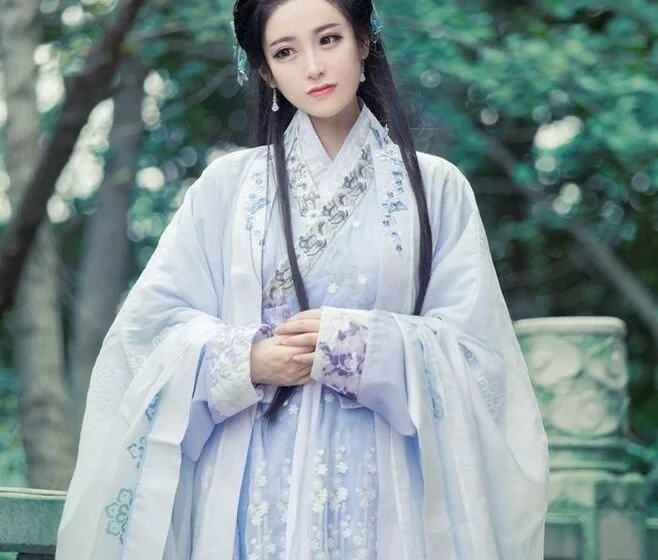 Искусственно созданный портрет женщины в традиционной одежде на фоне природы