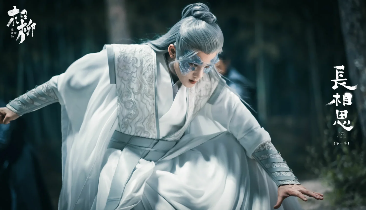 Фэнтезийный воин в белых одеждах с длинными серебристыми волосами