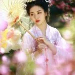 Глава 22: Щегольство богатством Женщина в традиционном японском кимоно с зонтиком среди цветущих деревьев