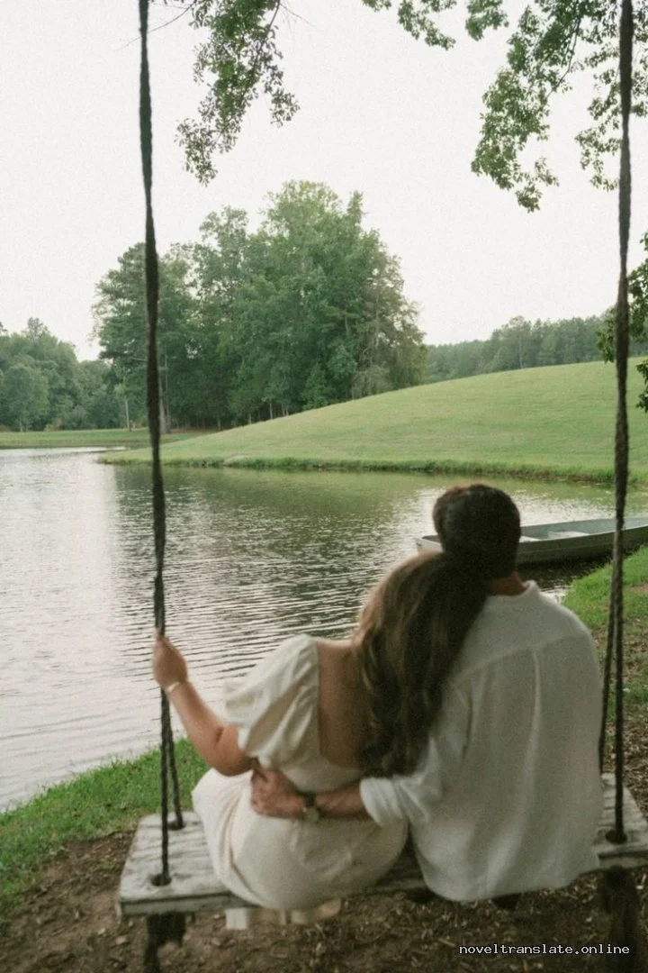 Пара на качелях у озера в сельской местности