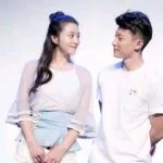 Два человека смотрят друг на друга на сцене