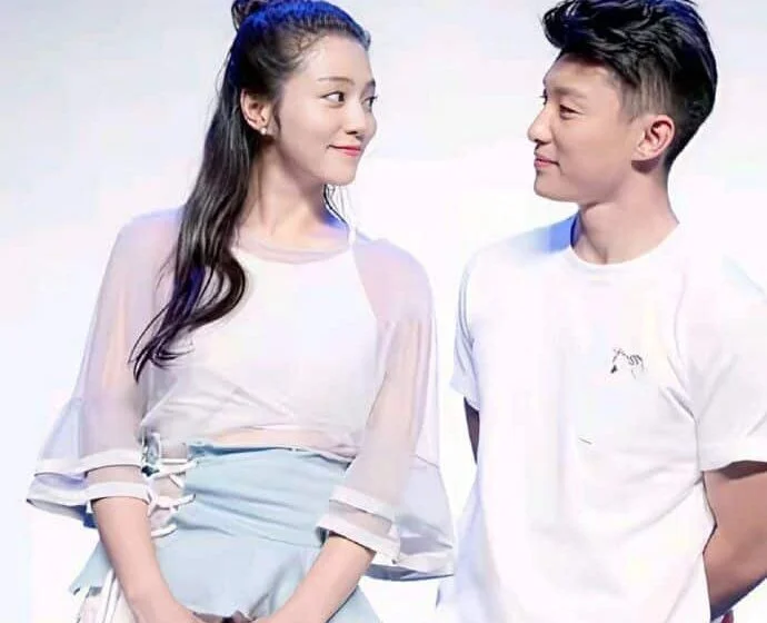 Два человека смотрят друг на друга на сцене