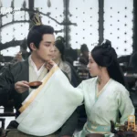 Сцена из исторической драмы с двумя персонажами в традиционных костюмах.