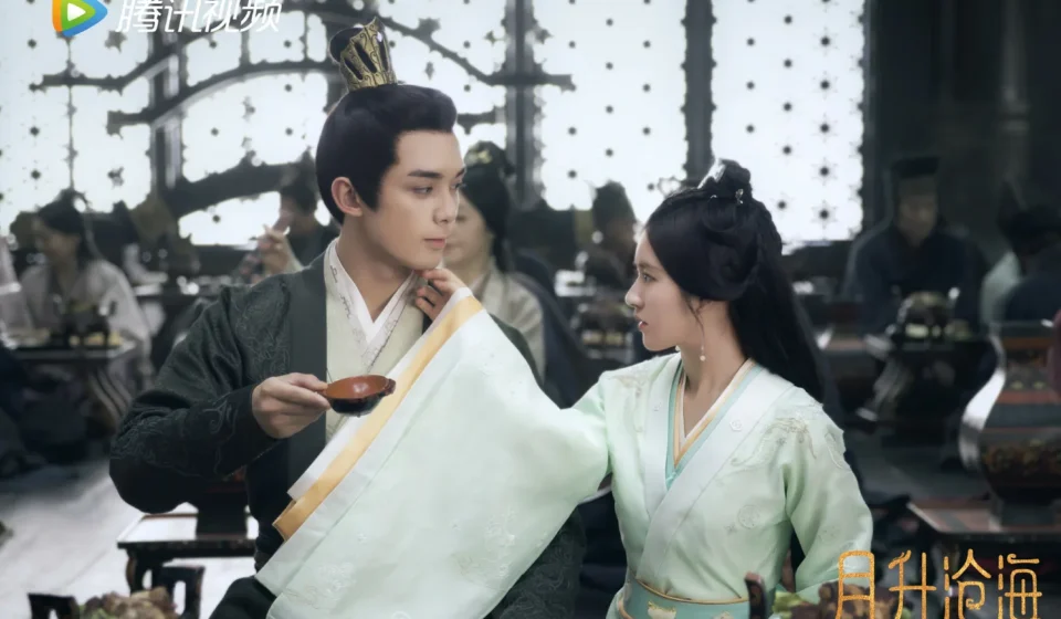 Сцена из исторической драмы с двумя персонажами в традиционных костюмах.