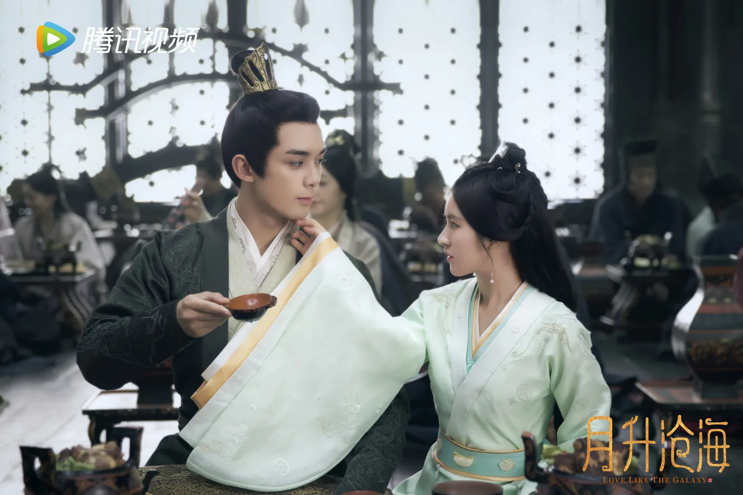 Сцена из исторической драмы с двумя персонажами в традиционных костюмах.