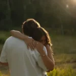 Пара обнимается на фоне заката в лесу