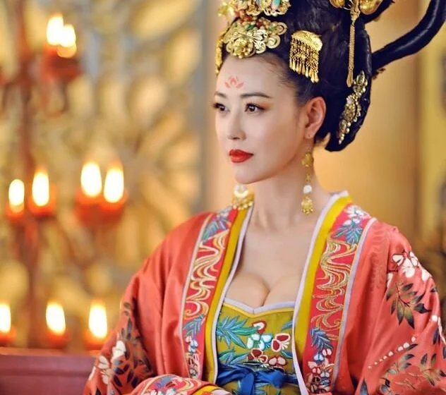 Женщина в традиционном китайском костюме с золотым головным убором