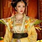 Женщина в традиционном восточном костюме в интерьере