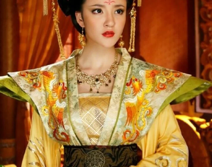 Женщина в традиционном восточном костюме в интерьере