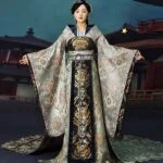 Глава 41. Умасливание Женщина в традиционном восточном платье на фоне древней архитектуры