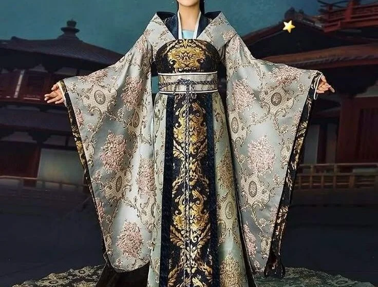 Женщина в традиционном восточном платье на фоне древней архитектуры