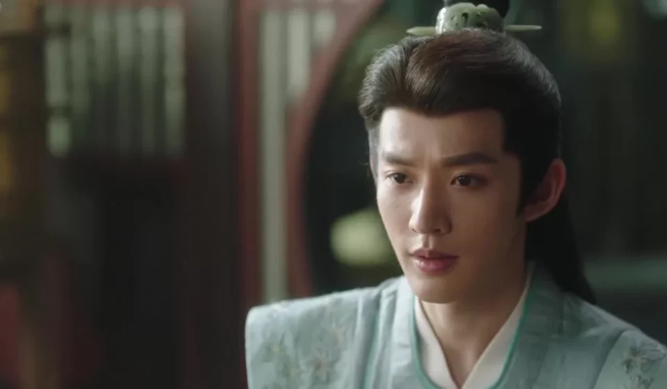 Молодой человек в традиционной одежде в интерьере