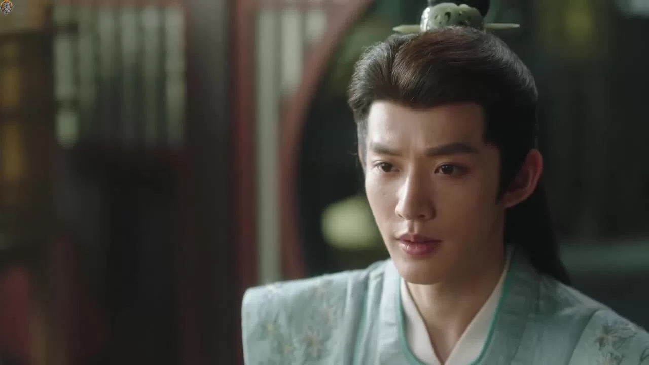 Молодой человек в традиционной одежде в интерьере