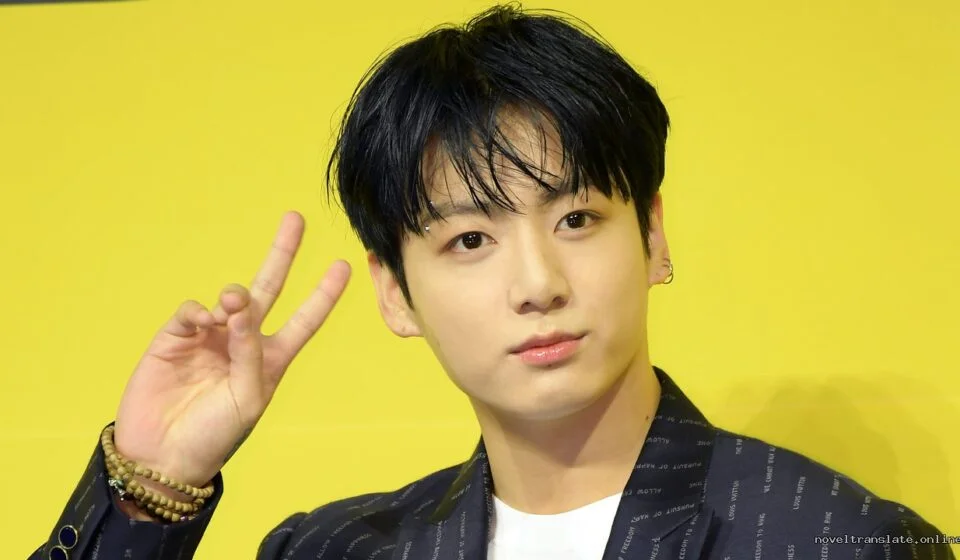 Человек показывает знак мира на фоне желтой стены