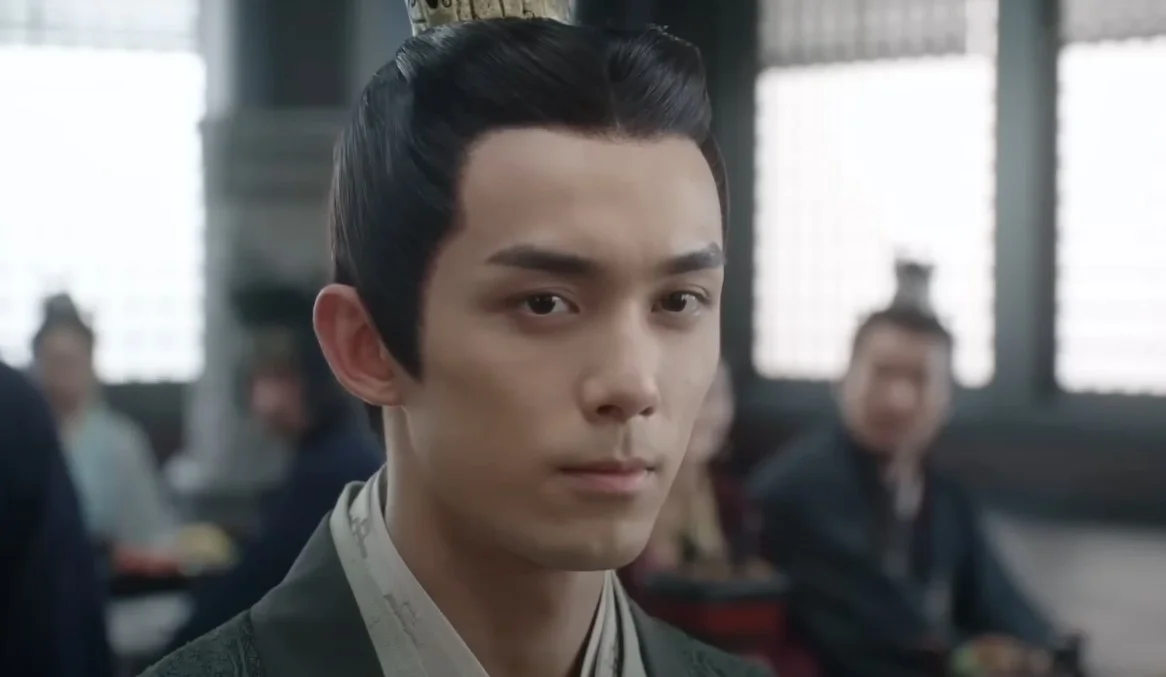 Молодой человек в традиционной одежде в историческом контексте