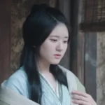 Глава двадцать третья: Бамбуковый вышитый шар и вращающийся фонарь Три женщины в традиционной одежде обсуждают что-то важное.