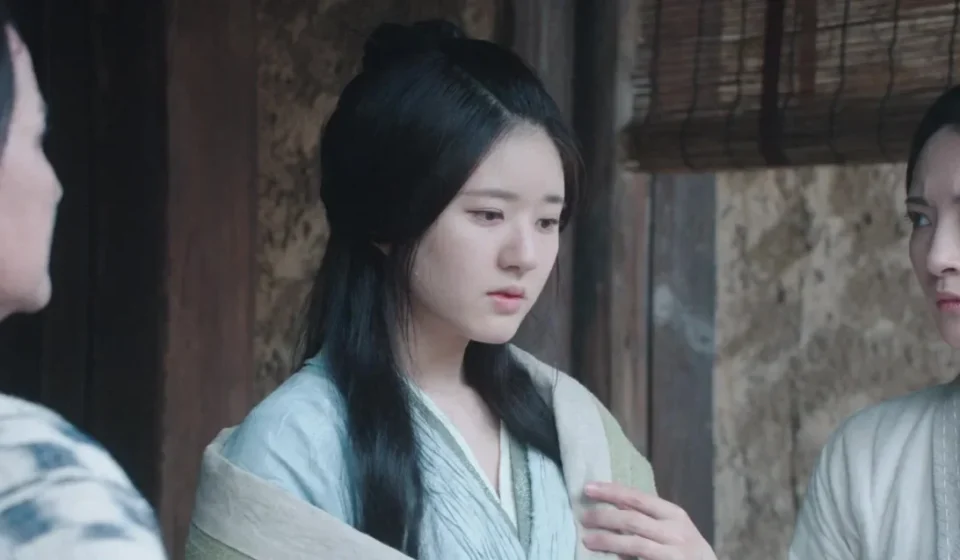 Три женщины в традиционной одежде обсуждают что-то важное.