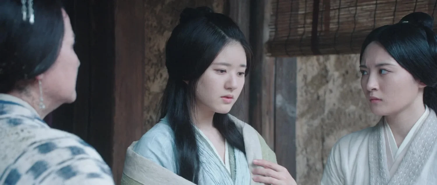 Три женщины в традиционной одежде обсуждают что-то важное.