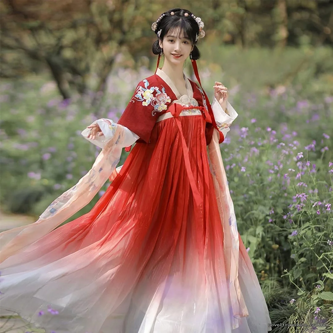 Женщина в традиционном китайском платье среди цветов