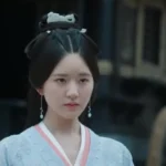 Глава Шестьдесятая: Третий скандал в моей жизни Женщина в традиционной восточной одежде на фоне исторического здания