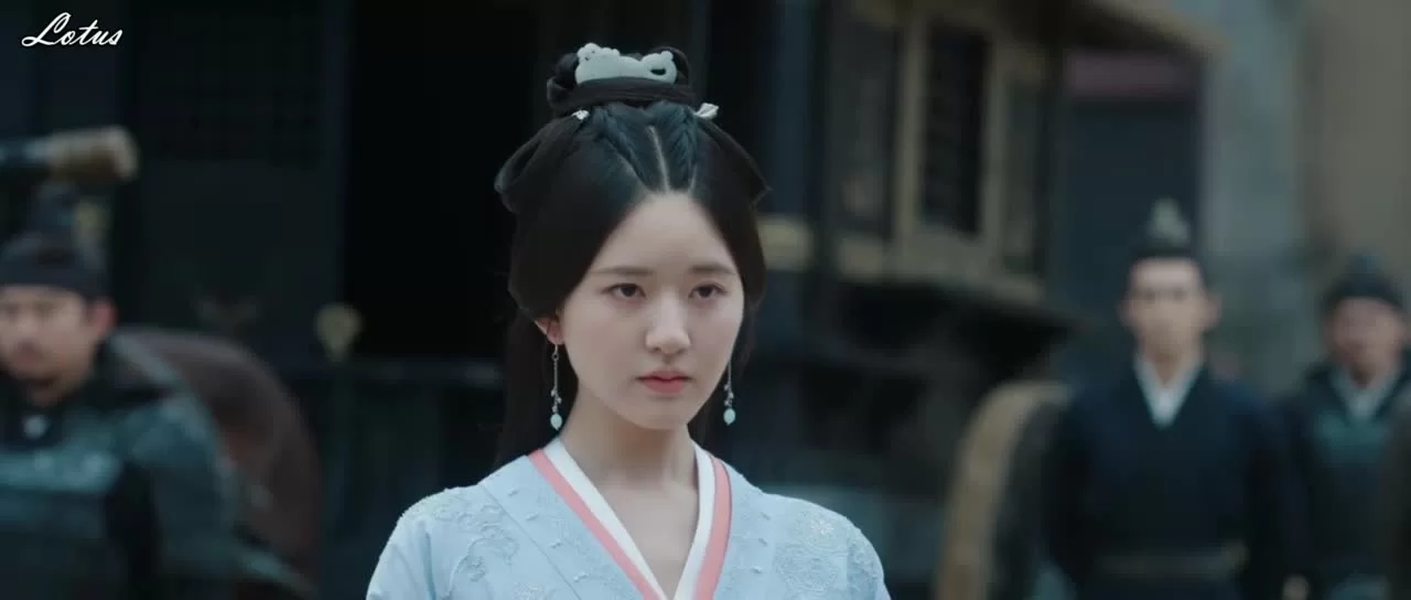 Женщина в традиционной восточной одежде на фоне исторического здания