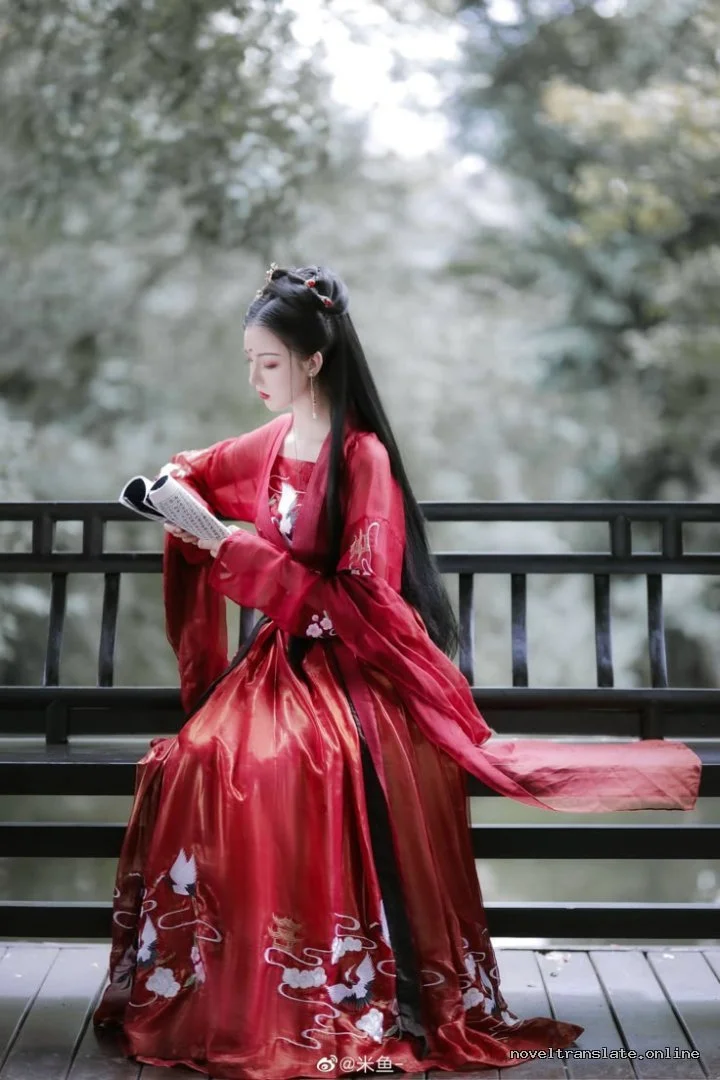 Женщина в красном кимоно читает книгу на скамейке в парке