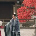 Глава 47. Горечь одиночества Двое в традиционной одежде на фоне красных цветов