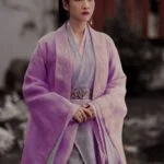 Женщина в традиционной восточной одежде на фоне сада