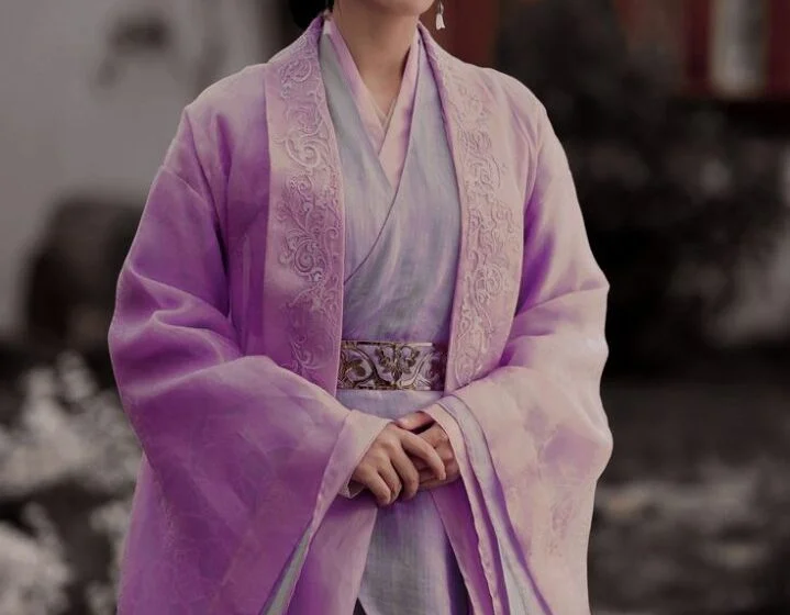 Женщина в традиционной восточной одежде на фоне сада