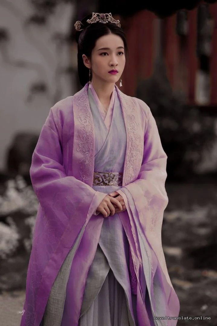 Женщина в традиционной восточной одежде на фоне сада