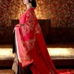 Женщина в традиционном китайском костюме в роскошной комнате