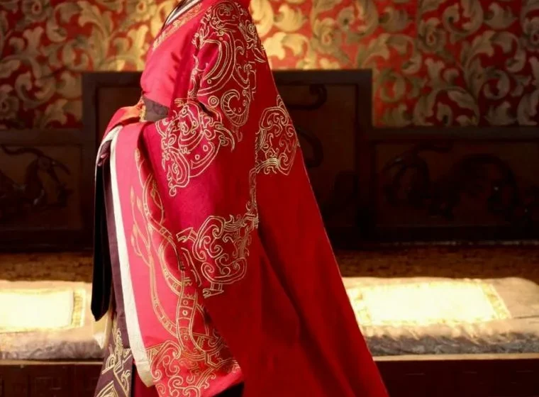 Женщина в традиционном китайском костюме в роскошной комнате