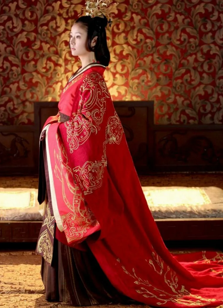 Женщина в традиционном китайском костюме в роскошной комнате