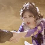 Том 2 (Совершенствование Бессмертного): Глава 27 Женщина в фиолетовом платье держит чью-то руку, сцена из фэнтези.