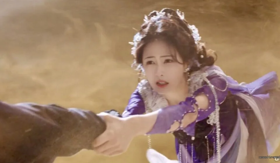 Женщина в фиолетовом платье держит чью-то руку, сцена из фэнтези.