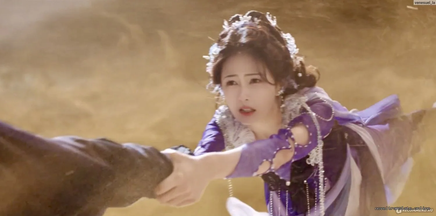 Женщина в фиолетовом платье держит чью-то руку, сцена из фэнтези.